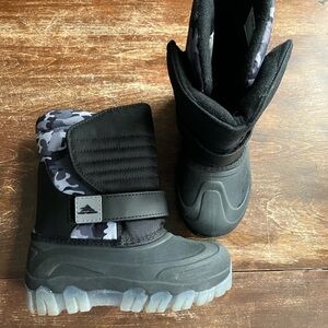 Kids High Sierra Black and Gray Camouflage Winter Boots